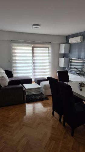 sala de estar con sofá y mesa en Apartmani Marčetić en Slavonski Brod