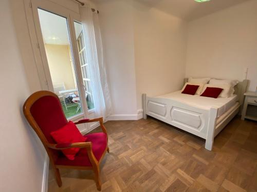 une chambre avec un lit, une chaise et une fenêtre dans l'établissement Le Rockefeller, à Lyon