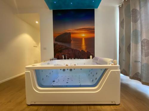 uma banheira de hidromassagem num quarto com uma pintura em Le Calette 105 em Alghero
