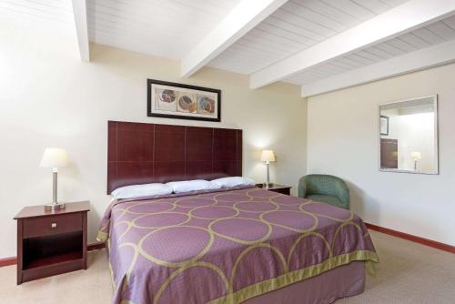 Postel nebo postele na pokoji v ubytování Super 8 by Wyndham Beaver Falls