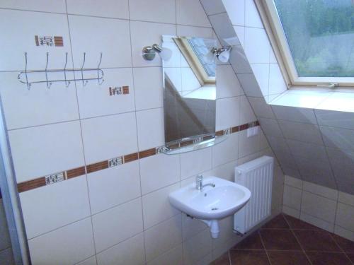 a bathroom with a sink and a mirror at Willa Pawlikowskich in Poronin