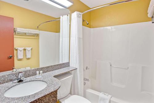 y baño con lavabo y aseo. en Microtel Inn & Suites by Wyndham Gatlinburg en Gatlinburg