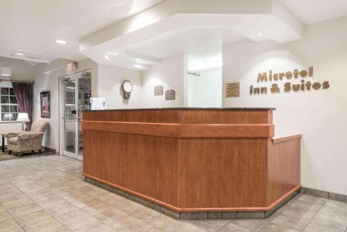 Ο χώρος του λόμπι ή της ρεσεψιόν στο Microtel Inn & Suites by Wyndham Rice Lake