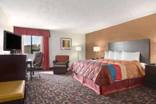 Llit o llits en una habitació de Ramada by Wyndham Tulsa