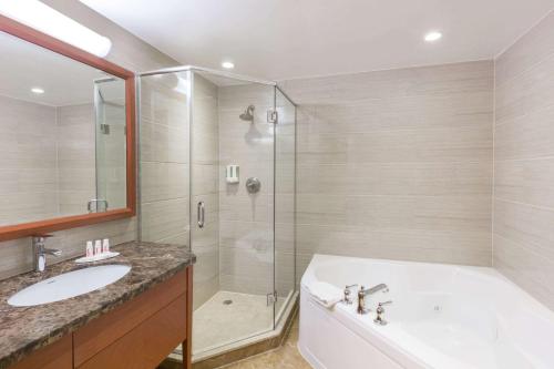 Koupelna v ubytování Ramada by Wyndham Flushing Queens