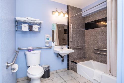Ванная комната в Aqua Breeze Inn