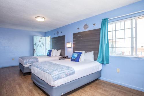 Кровать или кровати в номере Aqua Breeze Inn