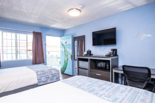 Кровать или кровати в номере Aqua Breeze Inn