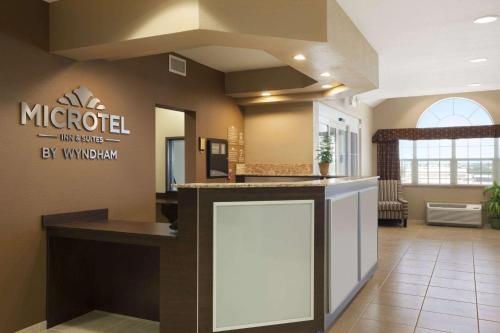 Ο χώρος του λόμπι ή της ρεσεψιόν στο Microtel Inn & Suites Pleasanton