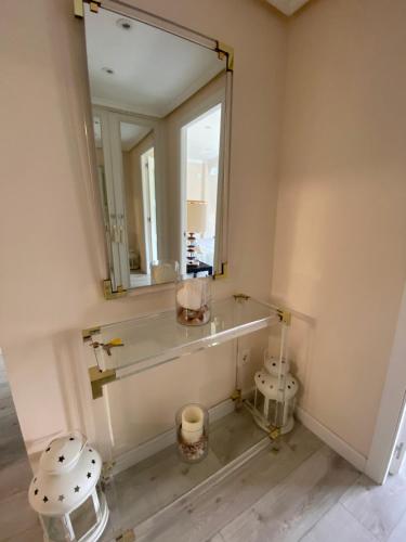 een badkamer met een grote spiegel aan de muur bij La Casa Del Marino in Avilés