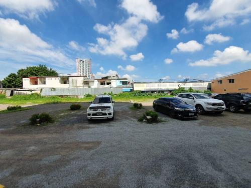 a group of cars parked in a parking lot at Klongrien Boutique Hotel in Hat Yai
