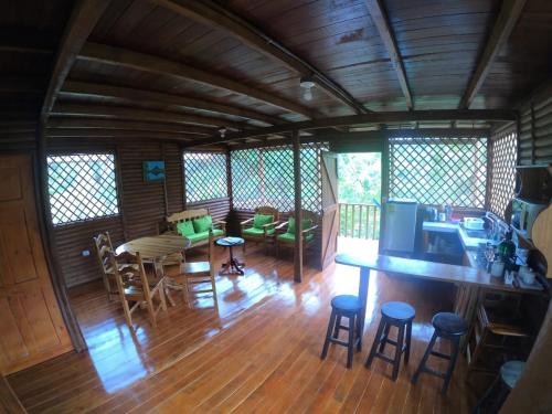 sala de estar con mesa y sillas y comedor en Eco Guest House - Sarapiquí 1 en Sarapiquí