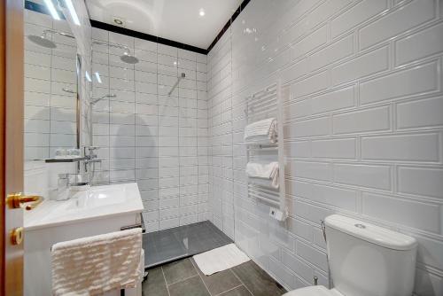 une salle de bain blanche avec des toilettes et un lavabo dans l'établissement Charmant 3 pièces rue d'Antibes, à Cannes