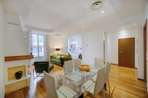 - une salle à manger et un salon avec une table et des chaises en verre dans l'établissement Charmant 3 pièces rue d'Antibes, à Cannes