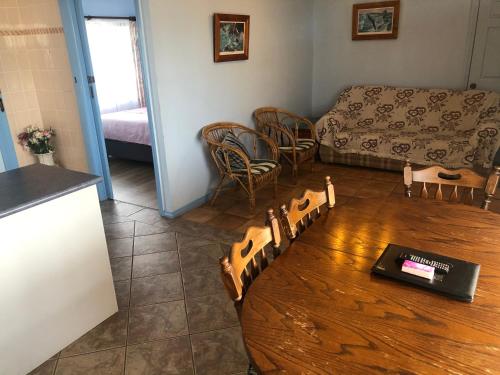 Lake Front Motelにあるシーティングエリア