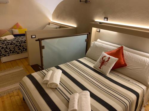 Un dormitorio con una cama con toallas. en Nuovissimo appartamento lungomare (check out 13:00), en Bari