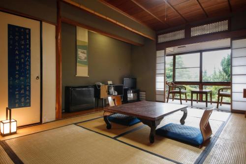 Posezení v ubytování Seikiro Ryokan Historical Museum Hotel