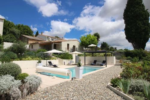 une villa avec piscine et une maison dans l'établissement Le Petit Cinq, à Brézilhac
