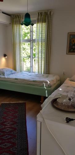 เตียงในห้องที่ Kvarnvillan Lummelundsbruk