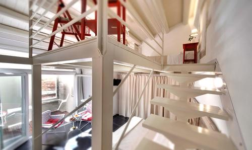 una camera con scala a chiocciola in una casa di Sabbinirica, casa vacanze a Ragusa
