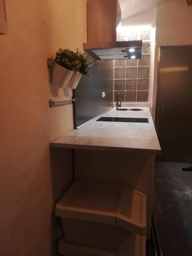 une cuisine avec un évier et un plan de travail dans l'établissement la casita, au Bourg-dʼOisans