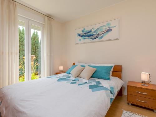 ein weißes Schlafzimmer mit einem Bett und einem Fenster in der Unterkunft Andrea Green Oasis in Rošini