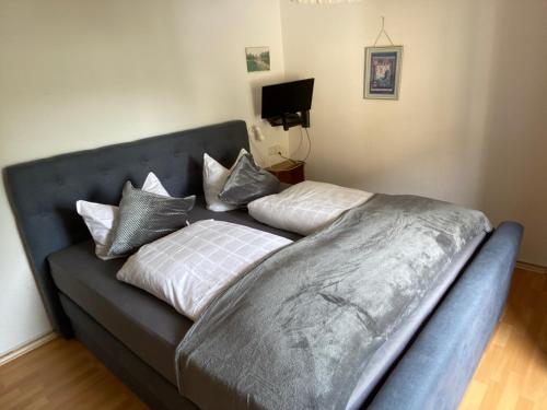 ein Sofa mit Kissen darauf im Wohnzimmer in der Unterkunft Hotel und Pension Brunnenhof in Bad Salzuflen