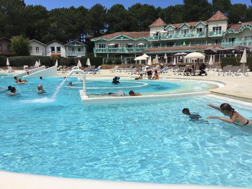 - un groupe de personnes dans la piscine d'un complexe dans l'établissement Domaine du Golf à Lacanau Océan 33680 Appartement entièrement rénové, à Lacanau-Océan