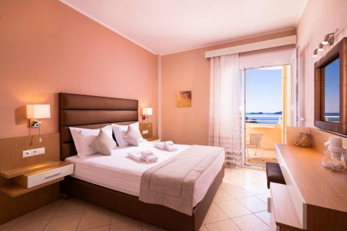 Un pat sau paturi într-o cameră la Sunny Hotel Thassos