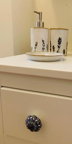a sink and a plate on top of a drawer at La Casetta di Gloria in Lumbarda
