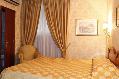 een slaapkamer met een bed en een raam bij Hotel Pace Helvezia in Rome