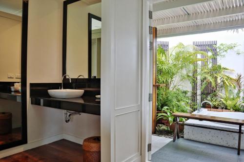 Ein Badezimmer in der Unterkunft Shantaa Resort, Kohkood SHA Plus B4140