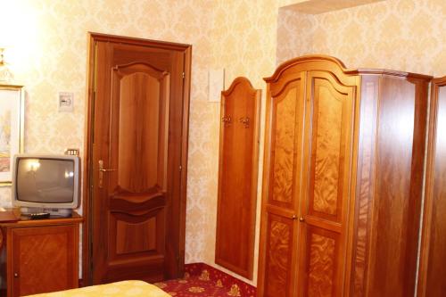Televisyen dan/atau pusat hiburan di Hotel Pace Helvezia