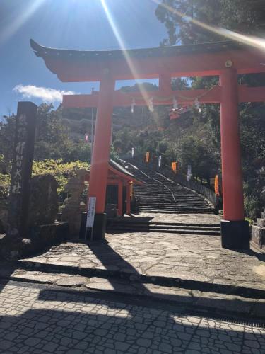 a gate to a temple with red columns at 浜の宮七福神 1棟貸し9名様までご利用できます in Nachikatsuura