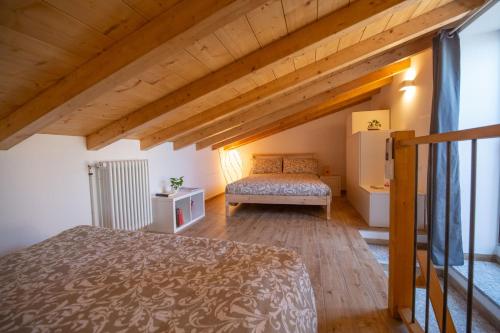 レッツェノにあるLa Terrazza sul lago Lezzenoの部屋にベッドがある寝室