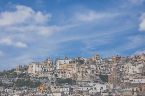 una città in cima a una collina con case di Sabbinirica, casa vacanze a Ragusa