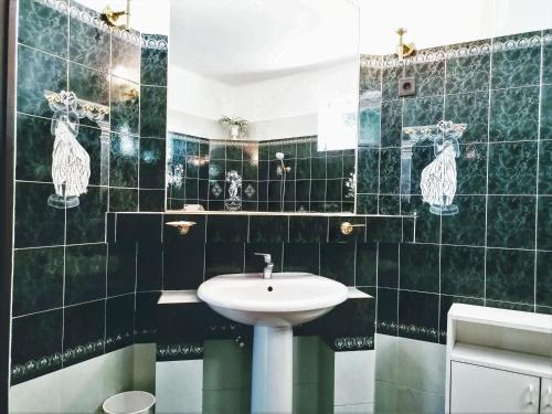 A bathroom at Júlia Vendégház