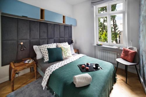 Un pat sau paturi într-o cameră la Siewierska P&O Serviced Apartments