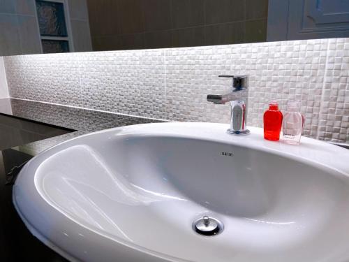 Ένα μπάνιο στο Petchngam Home Resort