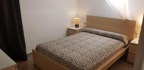 1 dormitorio con 1 cama y 2 mesitas de noche en 028 Gran Reserva, en Empuriabrava