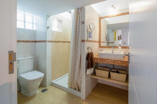 een badkamer met een douche, een toilet en een wastafel bij Villa Kabanita in Tazacorte