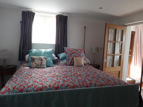 Postel nebo postele na pokoji v ubytování Moaps Farm B&B support small business, welcome, check in from 5 pm