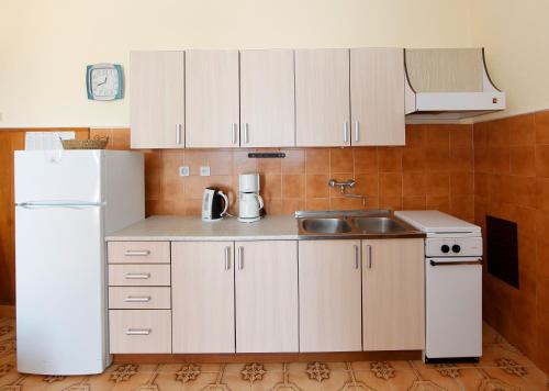 Ett kök eller pentry på Sea view apartments Milenko