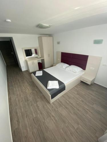 Un pat sau paturi într-o cameră la Hotel Premium