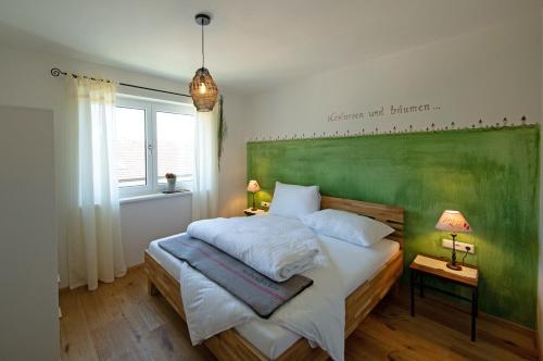 A bed or beds in a room at Ferienwohnungen Waltraud Trinker, Haus