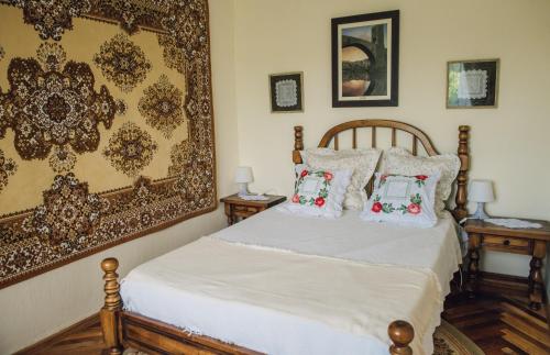 En eller flere senge i et værelse på Căsuţa de lângă Lac