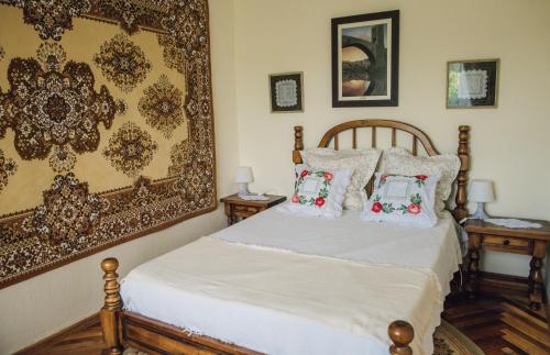 a bedroom with a bed with pillows on it at Căsuţa de lângă Lac in Saharna Nouă