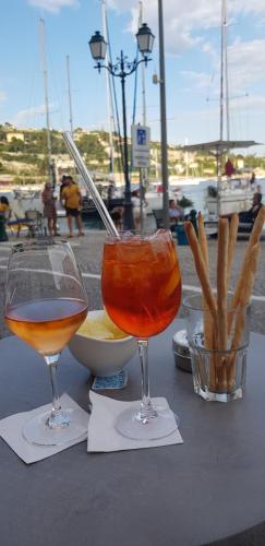 deux verres de vin et des frites sur une table dans l'établissement La cachette, à Berre-des-Alpes