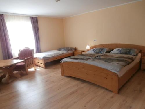 1 dormitorio con 2 camas, mesa y silla en Ferienwohnung Bluemelhube Wohnung Elisabeth en Vordernberg