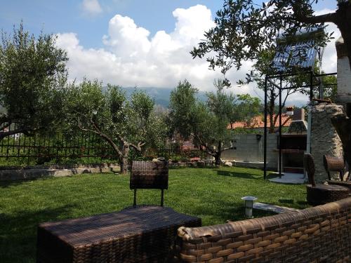 Сад в Villa Agnanti Apts and Suites